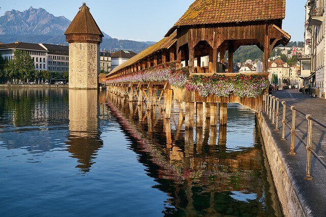 현대와-중세가-공존하는-스위스-루체른-여행-코스-BEST-10 카펠교-Kapellbrucke-und-Wasserturm